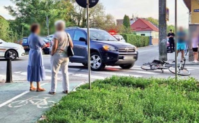 Bătrânel de 80 ani pe bicicletă, lovit de o mașină în timp ce traversa strada