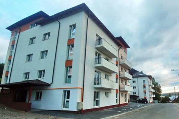 Un primar de lângă Cluj îi dă lecții lui Emil Boc. Cât de bine arată apartamentele pentru tineri
