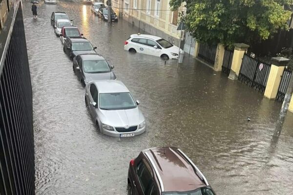 Mesajul Ro Alert trebuia trimis lui Emil Boc. Zeci de străzi din Cluj au fost inundate