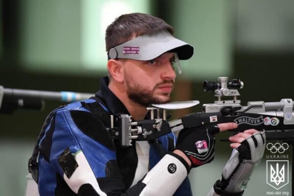 De pe frontul din Ucraina, direct pe podiumul olimpic. Este sniper și bagă frica în ruși