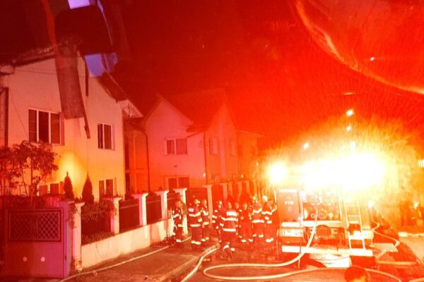 Un incendiu puternic a distrus complet o casă din Baciu. Intervenție a pompierilor cu cinci autospeciale