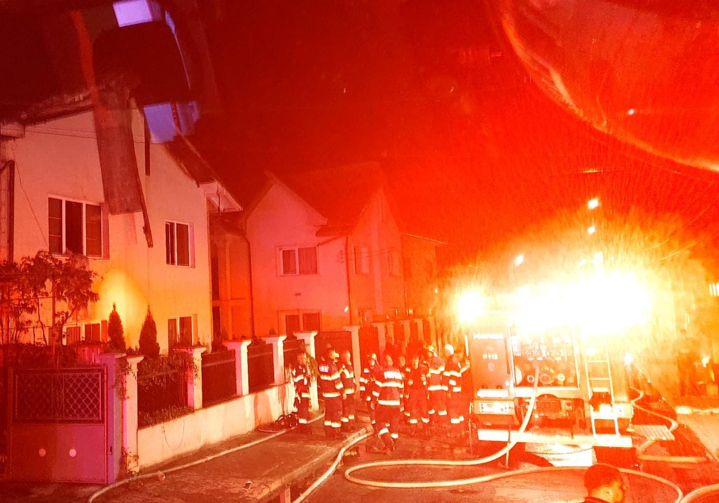 Un incendiu puternic a distrus complet o casă din comuna Baciu