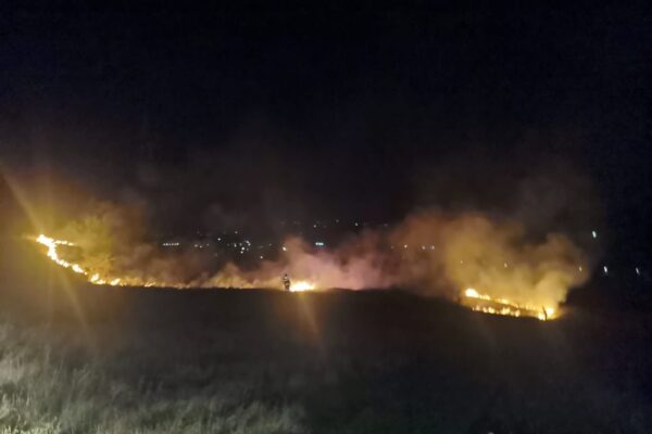Incendiu de vegetație și anvelope uzate în comuna Baciu