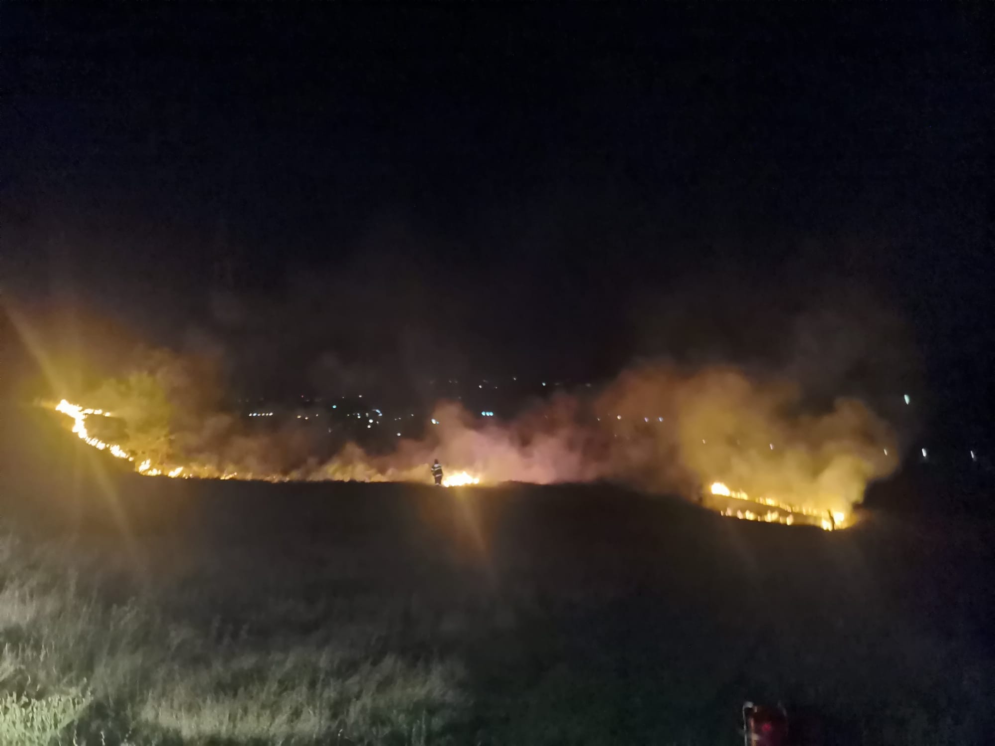 Incendiu de vegetație și anvelope uzate în Baciu