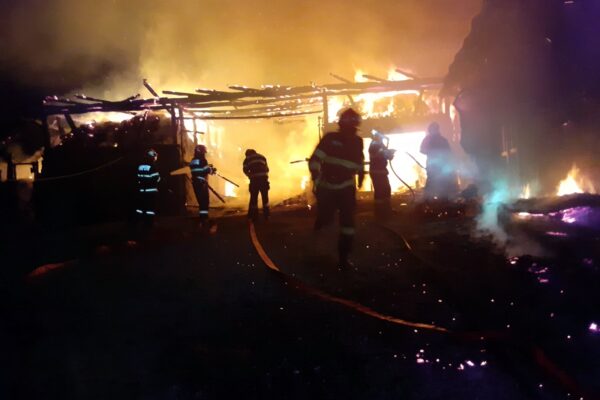 Incendiu major în județul Cluj. Pompierii au acționat toată noaptea pentru a stinge flăcările