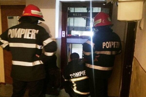 Zece oameni blocați într-un lift în Turda. Pompierii au intervenit