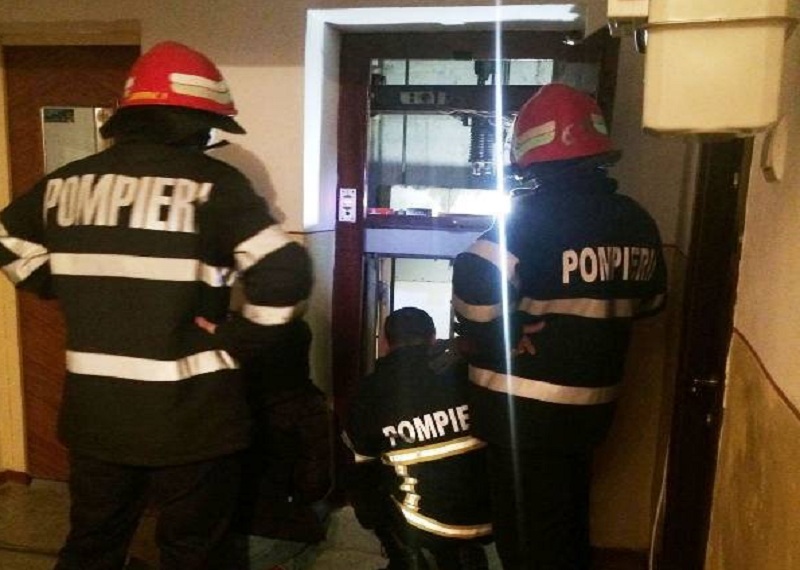 Zece oameni blocați într-un lift în Turda