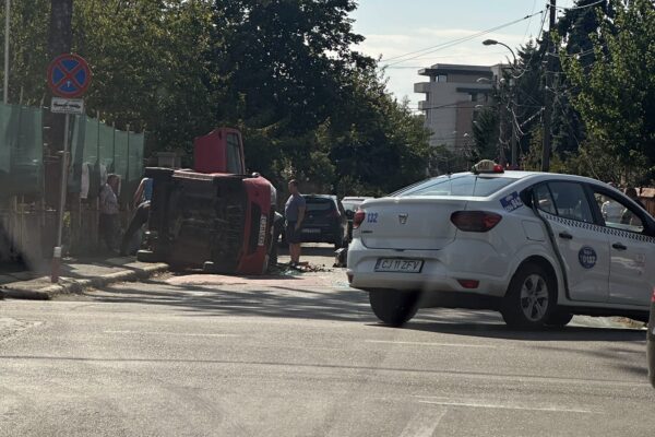 Accident în Cluj Napoca. S-a răsturnat cu mașina