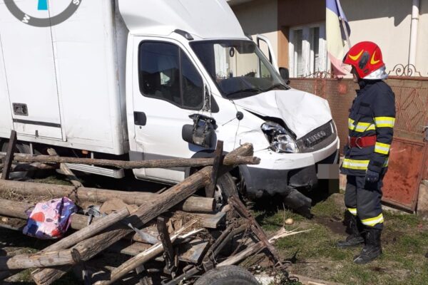 Căruță zdrobită de o dubă la Dabâca