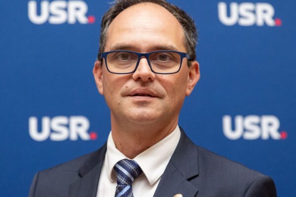 Deputatul-invizibil Viorel Băltărețu mai vrea un mandat în parlament, după ce a luat 6% la alegerile locale