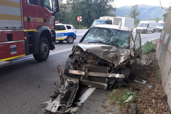 Traficul pe DN 1 blocat de un accident grav. O femeie primește îngrijiri medicale