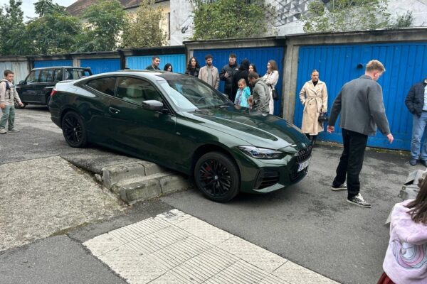 Doar un șofer de BMW poate face una ca asta. Imagine din centrul Clujului