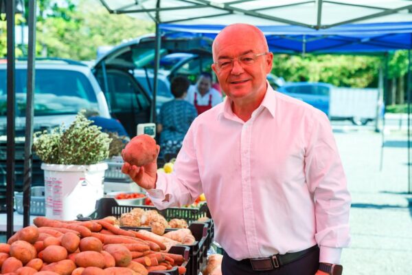 Emil Boc are un fetiș. Merge la piață cu fotograful după el