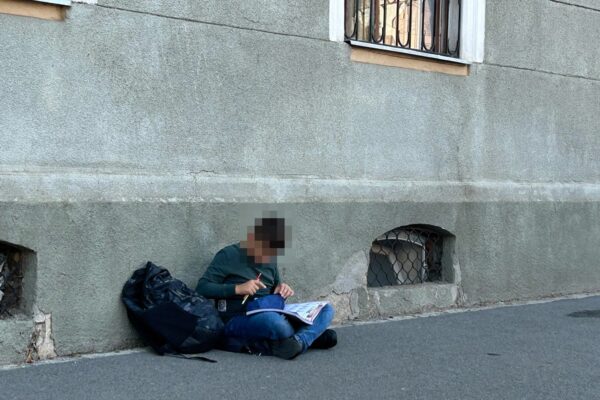 Cine vrea să învețe, învață oriunde. Copilul din Cluj care își făcea temele în fața școlii
