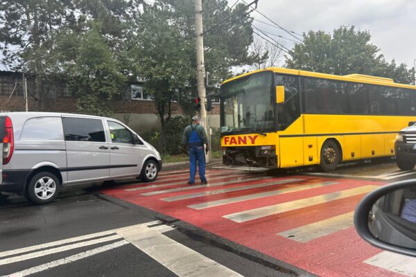 Un autobuz de la Fany a fost implicat într-un accident rutier. Traficul pe strada Traian Vuia este aproape blocat