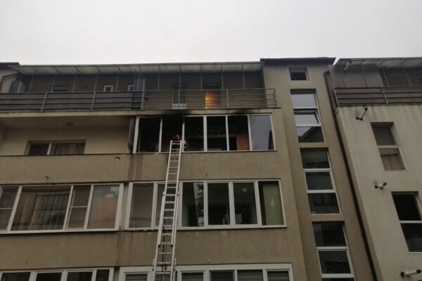 Incendiu la un apartament din Cluj Napoca. Pompierii au intervenit în timp record