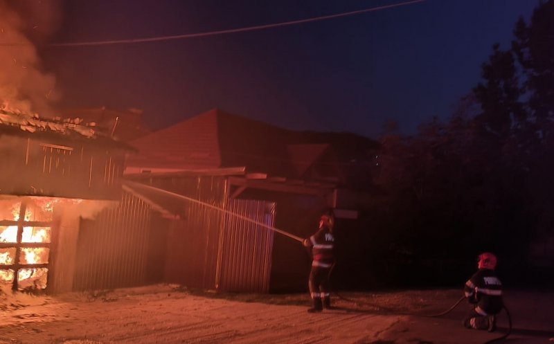 Două garaje au luat foc pe o stradă din Dej