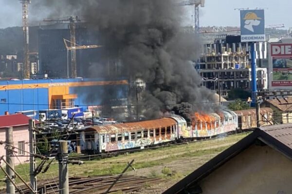 Incendiu în Gara Cluj. Ard câteva vagoane