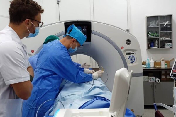 Medicii pensionari nu vor mai putea lucra în spitalele de stat. Doar Emil Boc se face că nu vede legea
