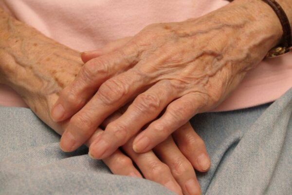 O nouă metodă de înșelăciune face ravagii printre pensionarii români