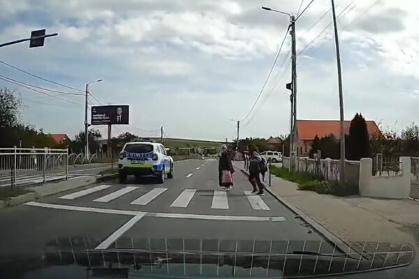 Ce sancțiune a primit polițistul care era să lovească două femei pe trecerea de pietoni