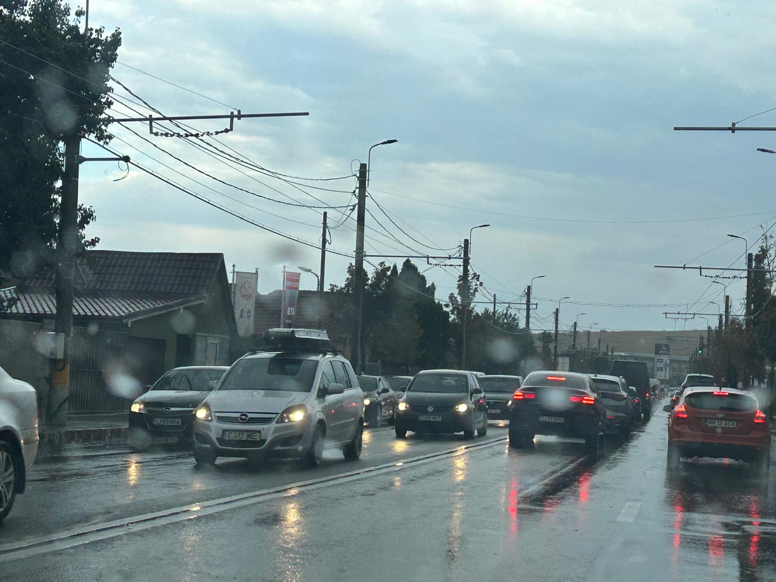 Numpăr foarte mare de mașini pe străzile Clujului.