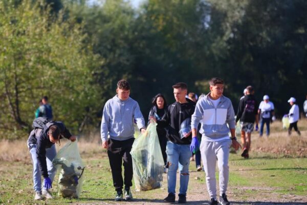 Turdenii au adunat sute de saci de gunoaie de Ziua Națională a Curățeniei