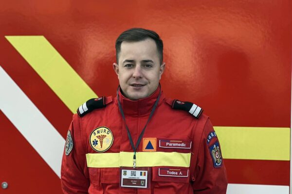 El este pompierul care a salvat doi clujeni de la moarte sigură, după ce au căzut cu mașina în râul Arieș