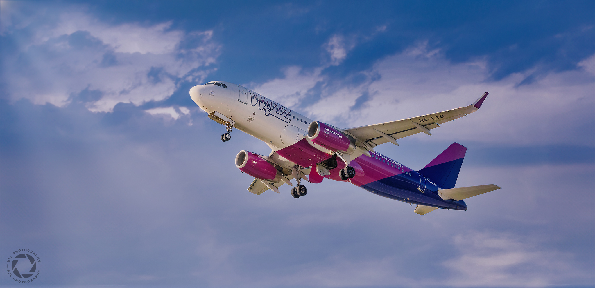 Wizz Air reia zborurile spre Viena și Abu Dhabi