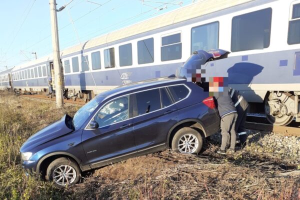 Mașină lovită de tren la Mintiu Gherlii