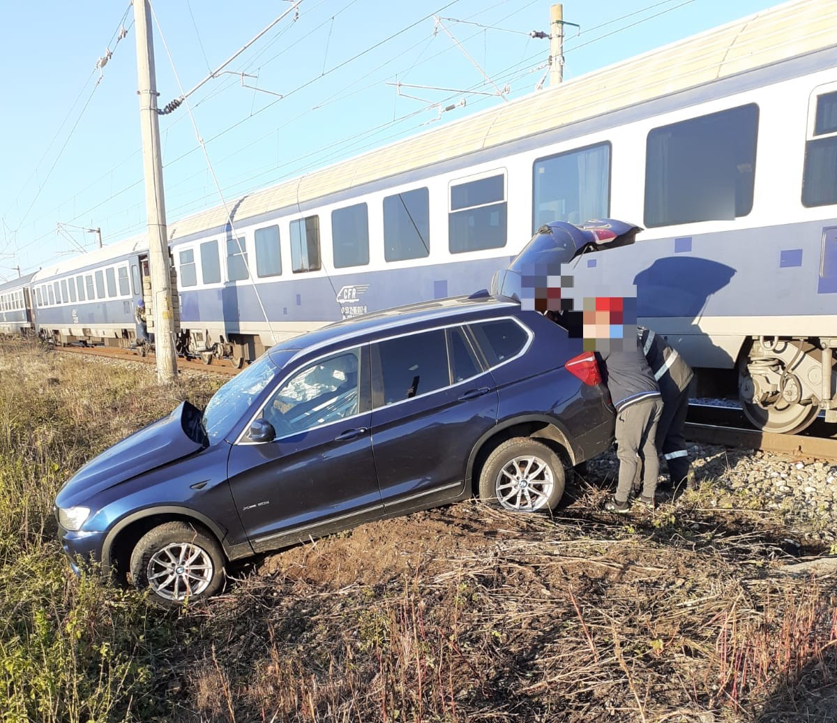 Mașină lovită de tren la Mintiu Gherlii