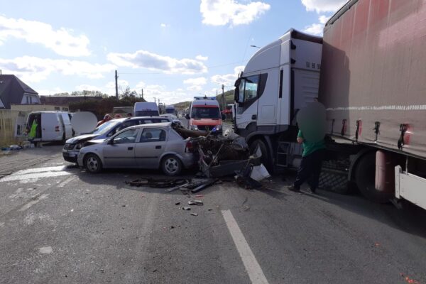 Două mașini și un tir implicate într-un accident la Gherla