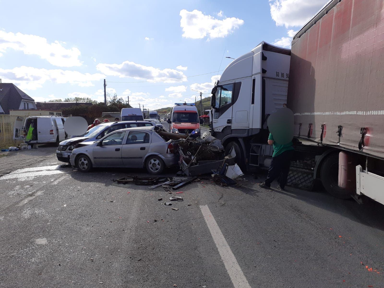 Două mașini și un tir implicate într-un accident la Gherla