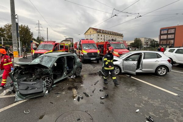 Accident grav pe strada Oașului din Cluj Napoca. Mai multe persoane sunt rănite