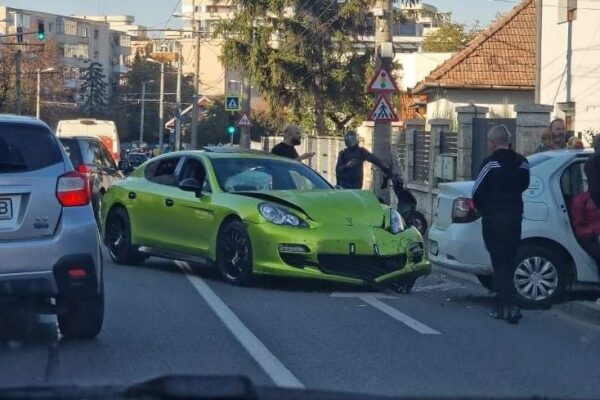 ACCIDENT pe strada Câmpului din Mănăștur. Porsche Panamera făcut praf