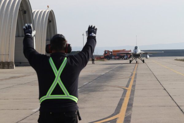 Trei aeronave de luptă F16 au ajuns la Câmpia Turzii