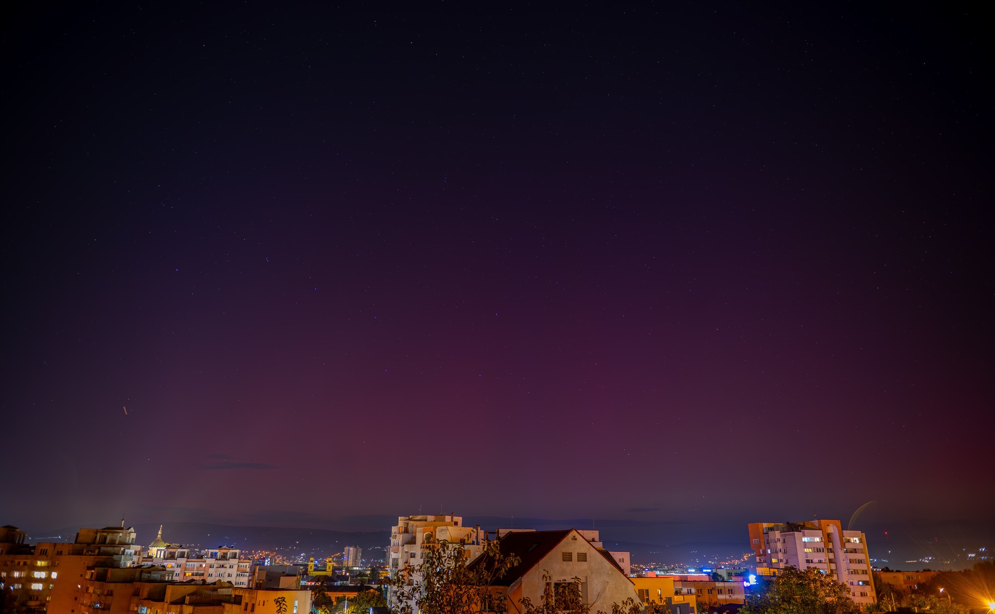 Fenomenul Aurora Boreală surprins pe cerul Clujului în mai multe imagini senzaționale
