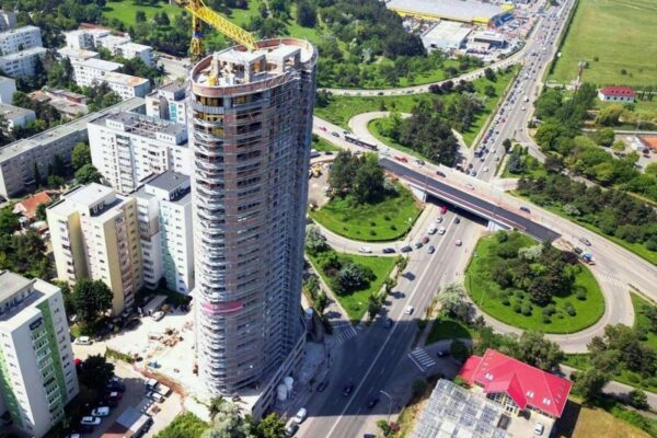 Intervenție majoră la cel mai înalt bloc din Cluj. O persoană amenință că se aruncă în gol