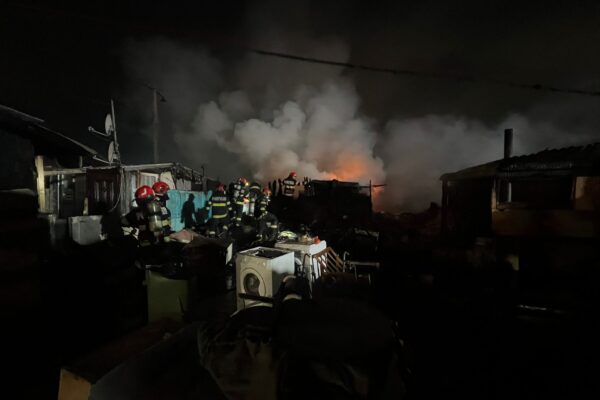 Incendiu masiv pe strada Cantonului. Au luat foc bărăcile de carton