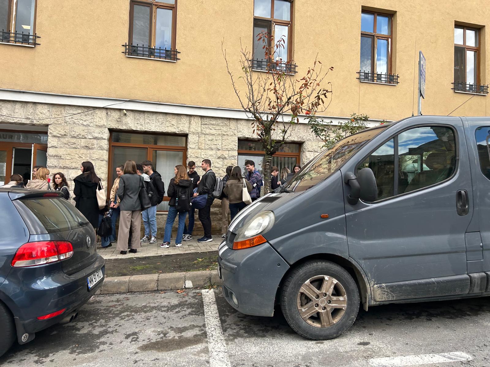 Coadă mare la cantina UMF Cluj
