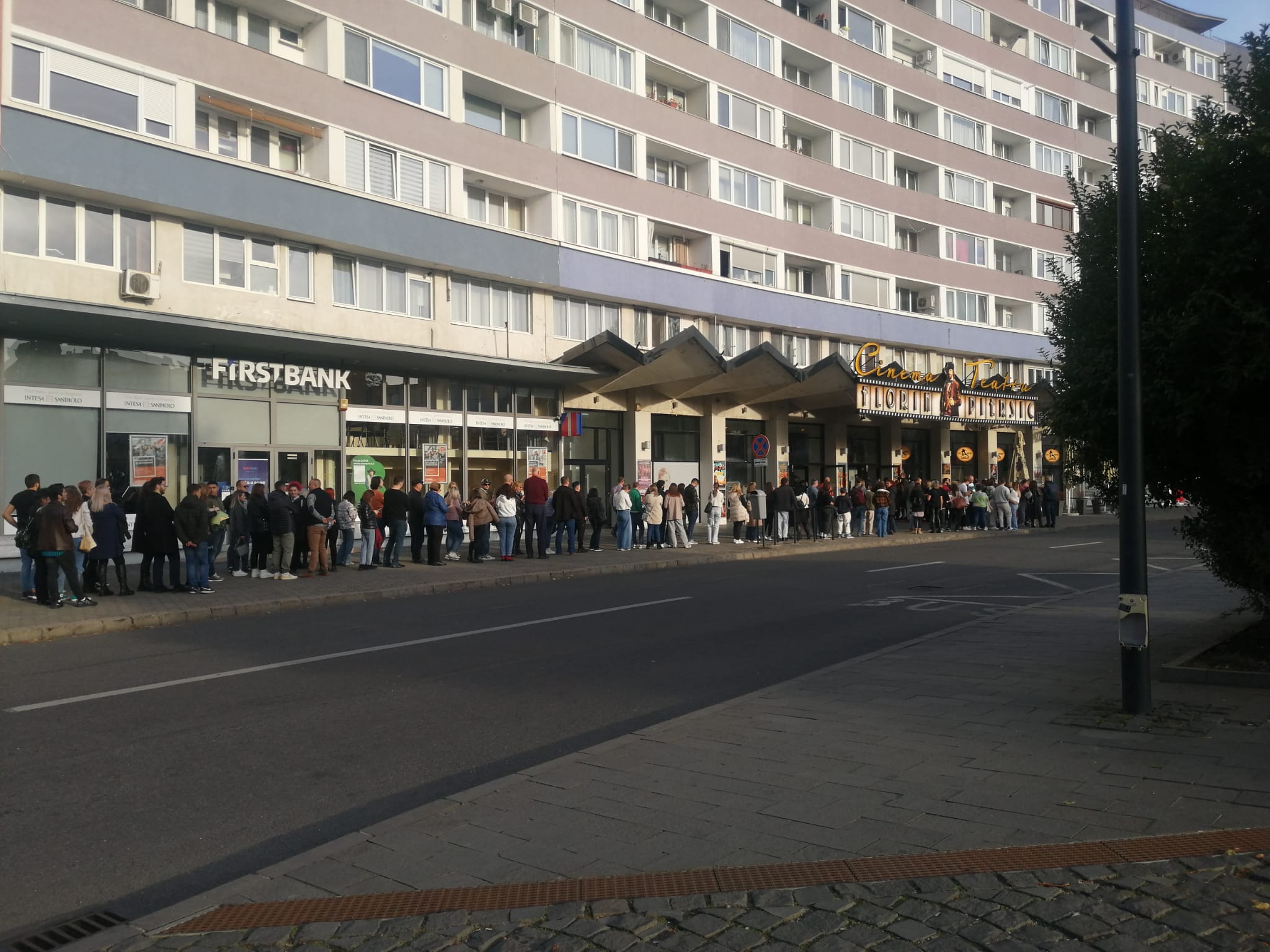 Coada uriasa la filmul Moartea in vacanta