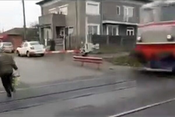 Tragedie pe calea ferată. Un tren care circulă cu viteză maximă nu poate opri foarte repede