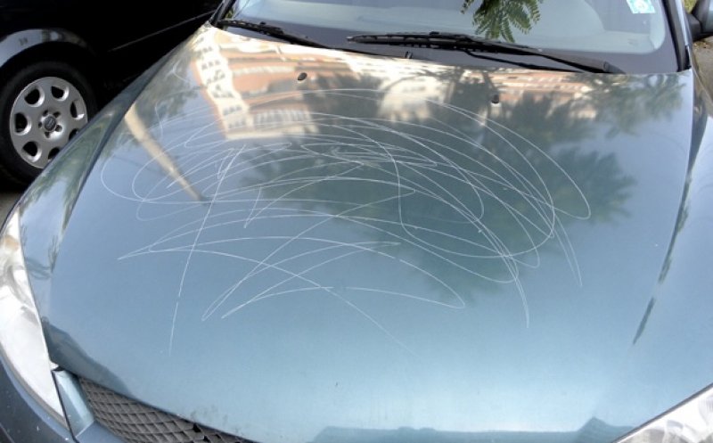 11 mașini vandalizate de un necunoscut la Cluj-Napoca la miezul nopții