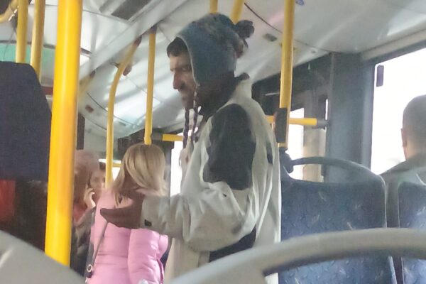 Creștere alarmantă a numărului de cerșetori la Cluj-Napoca. A apărut o nouă specie la Cluj, „cerșetorul-flaconar”
