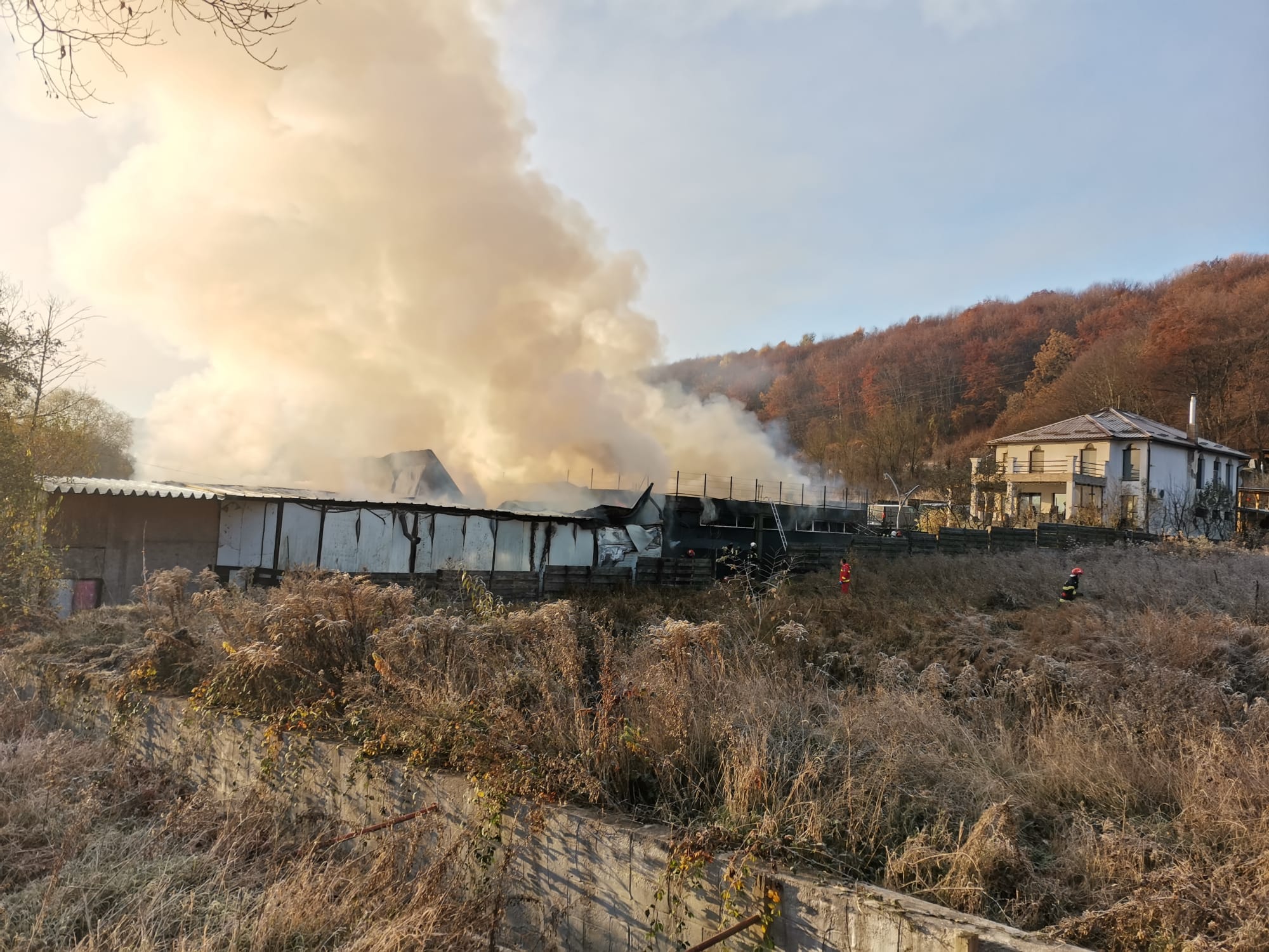 O hală din Feleacu a luat foc