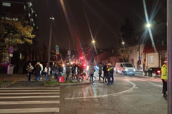 Biciclist transportat la spital după ce a fost lovit de o mașină lângă Sala Polivalentă