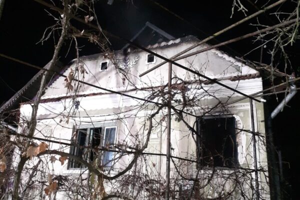 Acoperișul unei case din Vaida Cămăraș a luat foc din cauza unei defecțiuni electrice