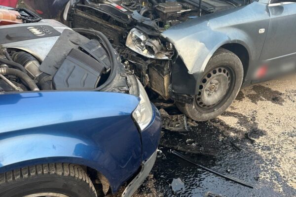 Accident între două mașini la Ceanu Mare. Două persoane și un copil, transportați la spital