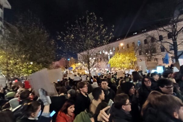 Manifestul studenților clujeni pentru democrație, în fața Prefecturii. „Iubirea de țară, nu e legionară”