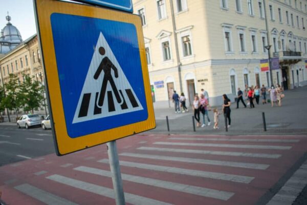 Pietonii clujeni „arși” la buzunar de polițiști pentru treceri ilegale